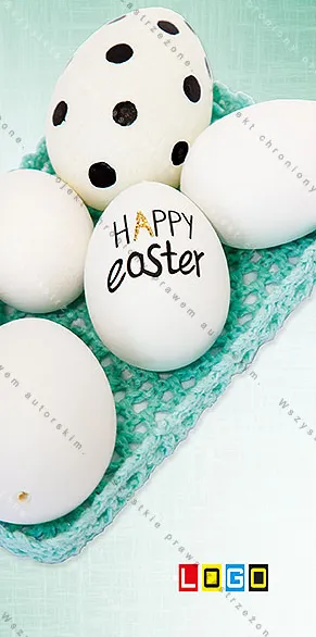 Białe jajka na turkusowej serwetce z szydełka na miętowym tle, na środkowym odręczny napis „HAPPY easter”