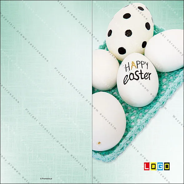 Białe jajka na turkusowej serwetce z szydełka na miętowym tle, na środkowym odręczny napis „HAPPY easter”