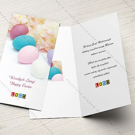 Białe jajka na turkusowej serwetce z szydełka na miętowym tle, na środkowym odręczny napis „HAPPY easter”