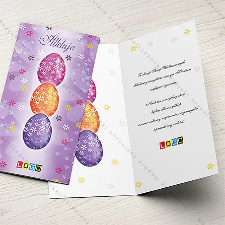 Trzy jajka w białe kwiatuszki ustawione w pionie, w odcieniach różu z fioletem, pomarańczy i fioletu, u góry napis „Alleluja”