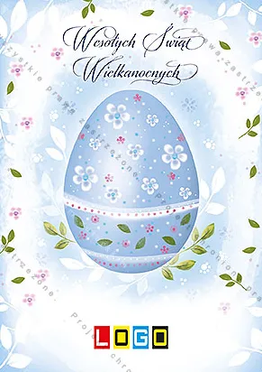 Niebieska pisanka w poziome pasy z kwiatków pośrodku jasnoniebieskiego tła, u góry granatowy napis w dwóch liniach