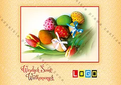 Fotografia kolorowych jajek, tulipanów i niebieskiej wstążki obwiedziona cienką czerwoną linią, tło pomarańczowe