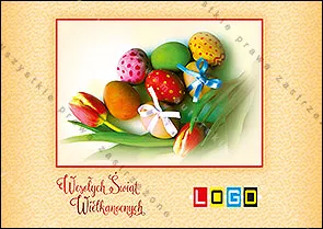 Fotografia kolorowych jajek, tulipanów i niebieskiej wstążki obwiedziona cienką czerwoną linią, tło pomarańczowe