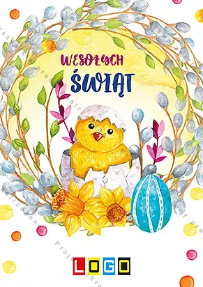 Kurczę w skorupce w okrągłym wianku z szarych kotków bazi, obok żonkile i niebieska pisanka, u góry fioletowy napis