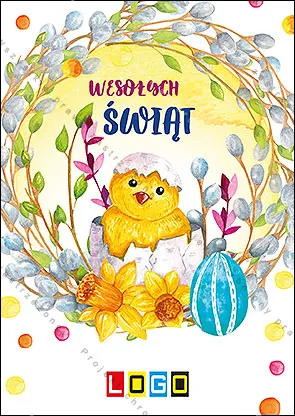 Kurczę w skorupce w okrągłym wianku z szarych kotków bazi, obok żonkile i niebieska pisanka, u góry fioletowy napis