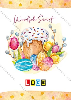 Babka z białym lukrem i kolorowymi kuleczkami, wokół pisanki, tulipany i gałązki bazi, na górze różowo-fioletowy napis