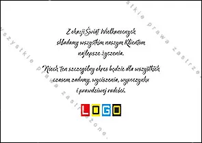 Trzy złote pisanki z gałązkami bazi, kwiatami i paskami zawieszone na cienkiej linii na pomarańczowym tle z białymi kwiatkami