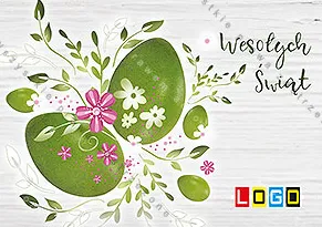 Duże zielone jajo z różowym kwiatem i ażurowymi liśćmi na białych deskach, z lewej gałązki, z prawej napis w dwóch liniach