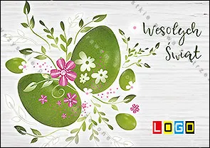 Duże zielone jajo z różowym kwiatem i ażurowymi liśćmi na białych deskach, z lewej gałązki, z prawej napis w dwóch liniach