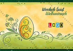 Złotożółta pisanka ze spiralnym ornamentem po lewej, zielone zawijasy z kwiatami przez całą szerokość, po prawej ciemnozielony napis