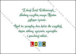 Kilka zielonych pisanek z białymi kwiatami i jedna pomarańczowa na kremowym drewnianym tle, z lewej gałązki bazi