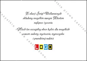Trzy żółte pisklęta na zielonej łące, po prawej wiklinowy kosz z kolorowymi jajami pod żółtozielonym niebem