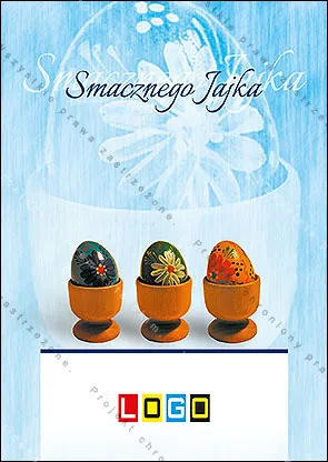 Trzy pomarańczowe kieliszki z malowanymi jajami na jasnym blacie, nad nimi granatowy napis na błękitnej akwareli