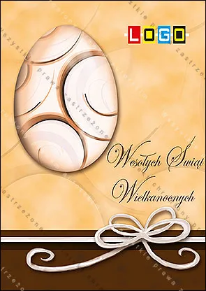Perłowe jajo w brązowo-beżowych okręgach i spiralach nad białą kokardą na brzoskwiniowym tle