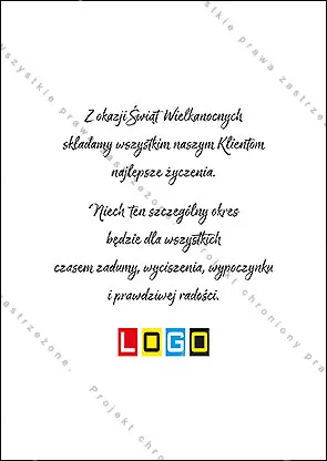 Zbliżenie zielono-żółtego jaja w czarne kropki z namalowanym kwiatem w nieregularnej pomarańczowej ramce na zielonym tle