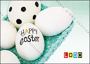 Widok z góry na białe jaja w turkusowym kartonie, na największym czarny napis „HAPPY Easter” odręcznym pismem