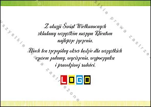Duże jajo w poziome pasy z drobnym ornamentem wśród żonkili i bazi na zielonym tle, u dołu biały pas