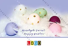 Jaja w odcieniach mięty, różu i fioletu w kłębie białych piór pod liliowo-błękitnym gradientem