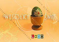 Toczony kielich z jasnego drewna z ciemnozielonym jajem na miodowym tle, napis wersalikami po obu stronach