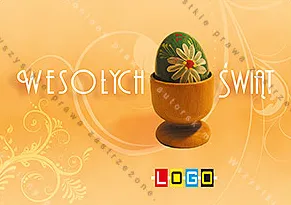 Toczony kielich z jasnego drewna z ciemnozielonym jajem na miodowym tle, napis wersalikami po obu stronach