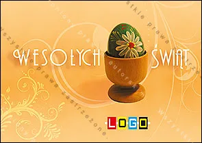 Toczony kielich z jasnego drewna z ciemnozielonym jajem na miodowym tle, napis wersalikami po obu stronach
