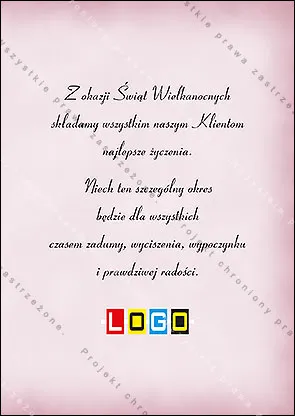 Granatowa pisanka z białymi wzorami i kremowa kalia w pionowym oknie zdjęcia na różowobiałym tle